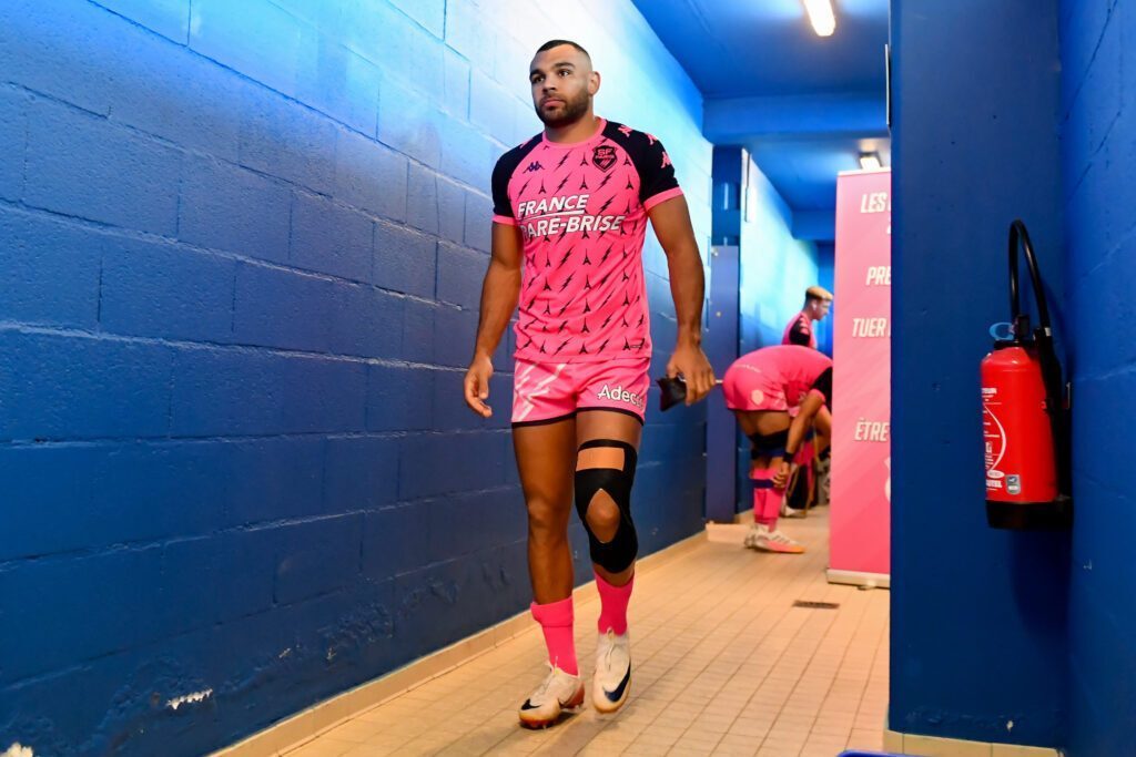 An English centre leaves Stade Français and heads home