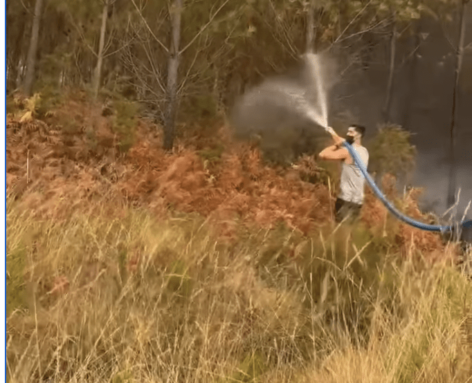 Rugbymen mobilisés contre les incendies en Gironde pour protéger une maison à Marcheprime