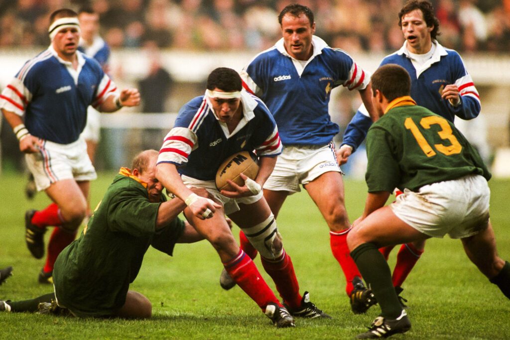 Abdelatif Benazzi held by Kobus Wiese during France v South Africa, 30 November 1996