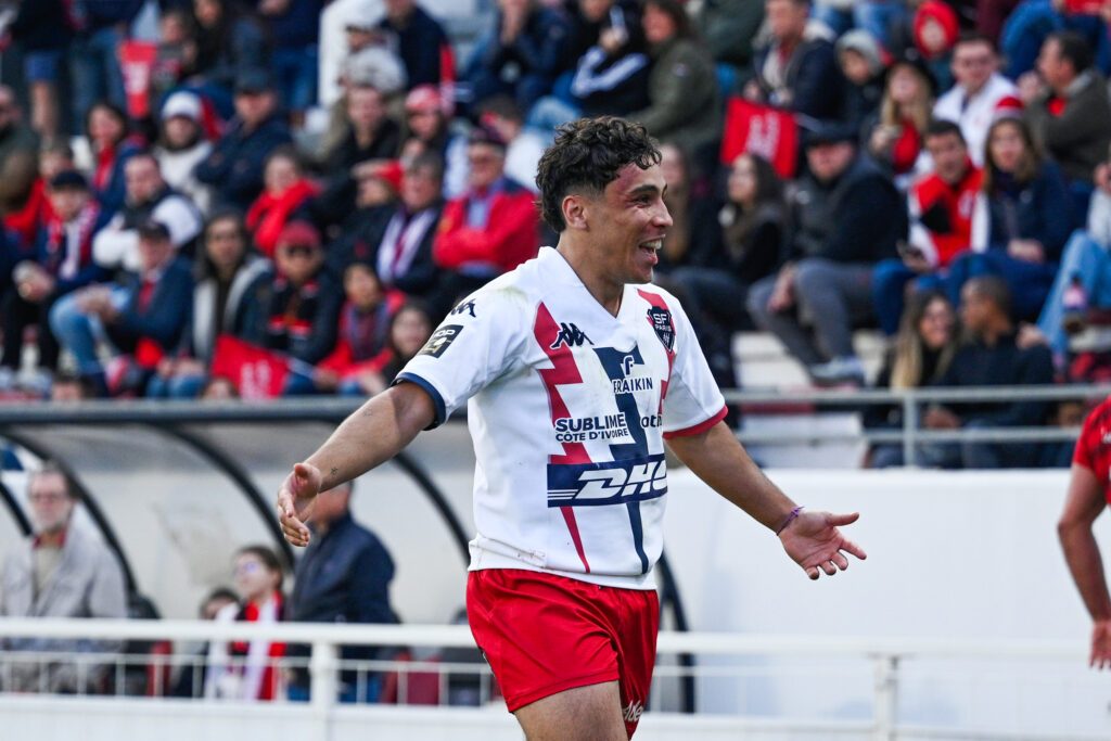 Stade Français scrum-half Thibaut Motassi passing against Toulon in the Top 14