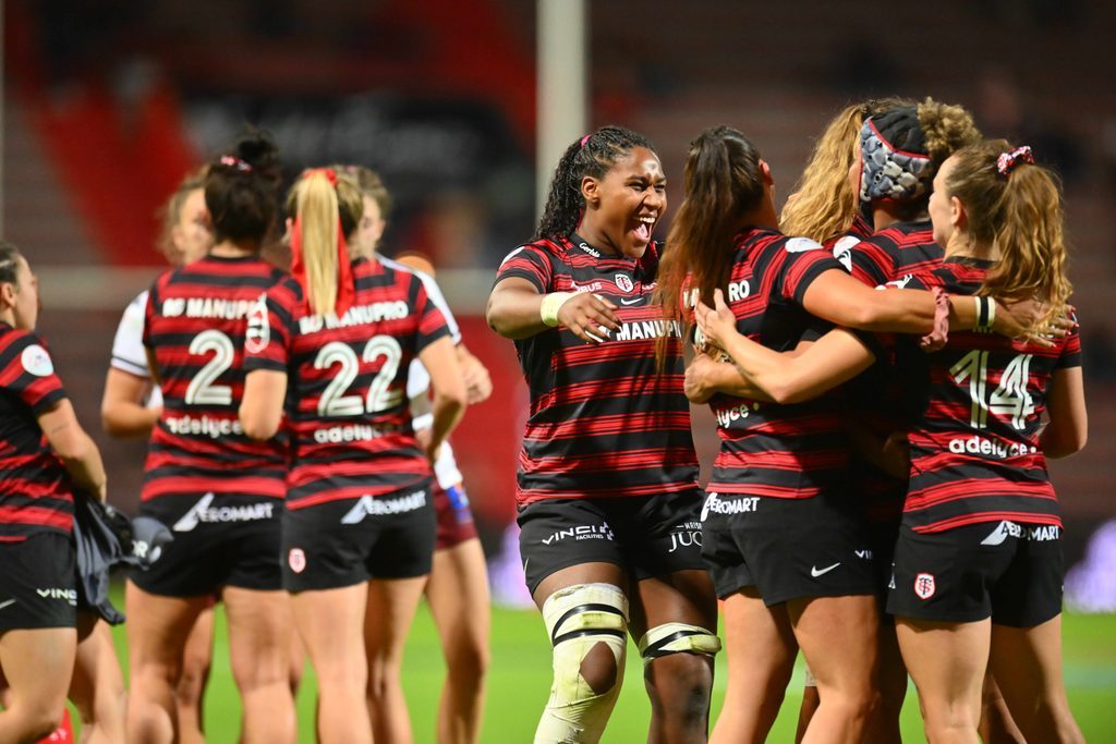 Cloé Correa, all smiles, celebrates a try with her Toulouse team-mates