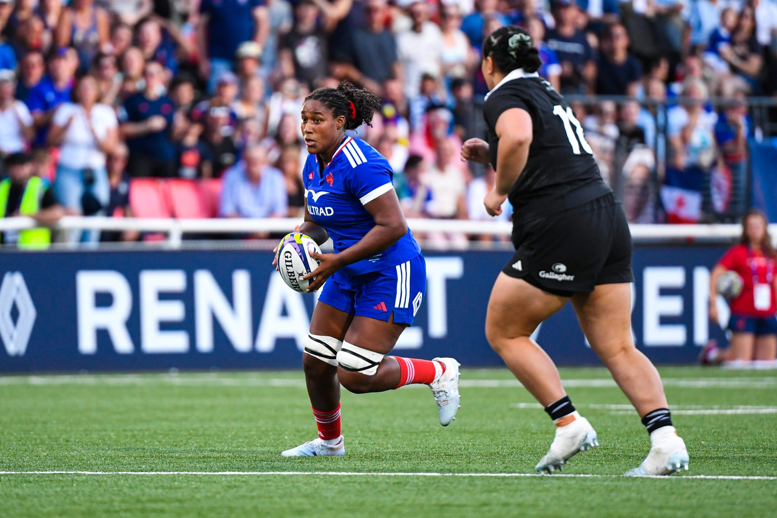 Cloé Correa, ball in hand in the France jersey, against New Zealand in Lyon
