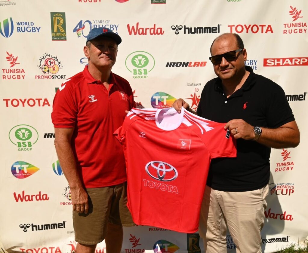 Christophe Hamacek and Helmi Ben Salah, vice-president of the Tunisian rugby federation, present the Tunisia jersey